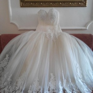 Изысканное свадебное платье