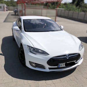 Оренда Tesla Model S з водієм , для вашого весілля