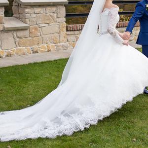 Продам весільне плаття зі шлейфом