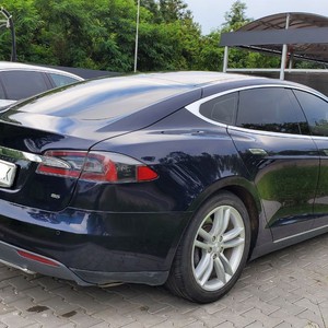 Оренда автомобіля Tesla Model S з водієм