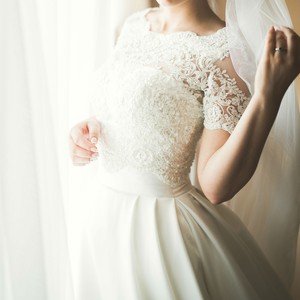 Елегантна весільна сукня