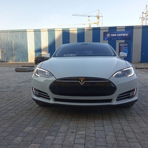 Оренда автомобіля Tesla з водієм